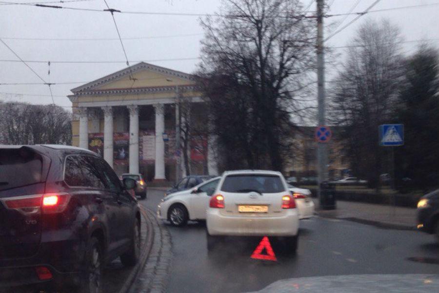 Возле Драмтеатра столкнулись две иномарки (фото)