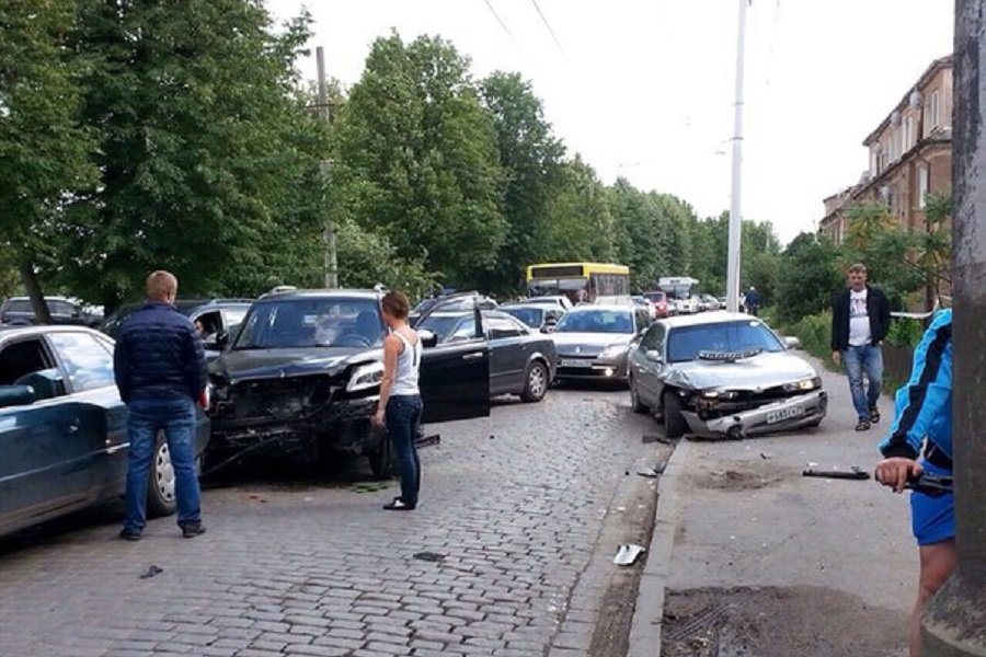 На ул. Транспортной собралась огромная пробка из-за аварии (фото)