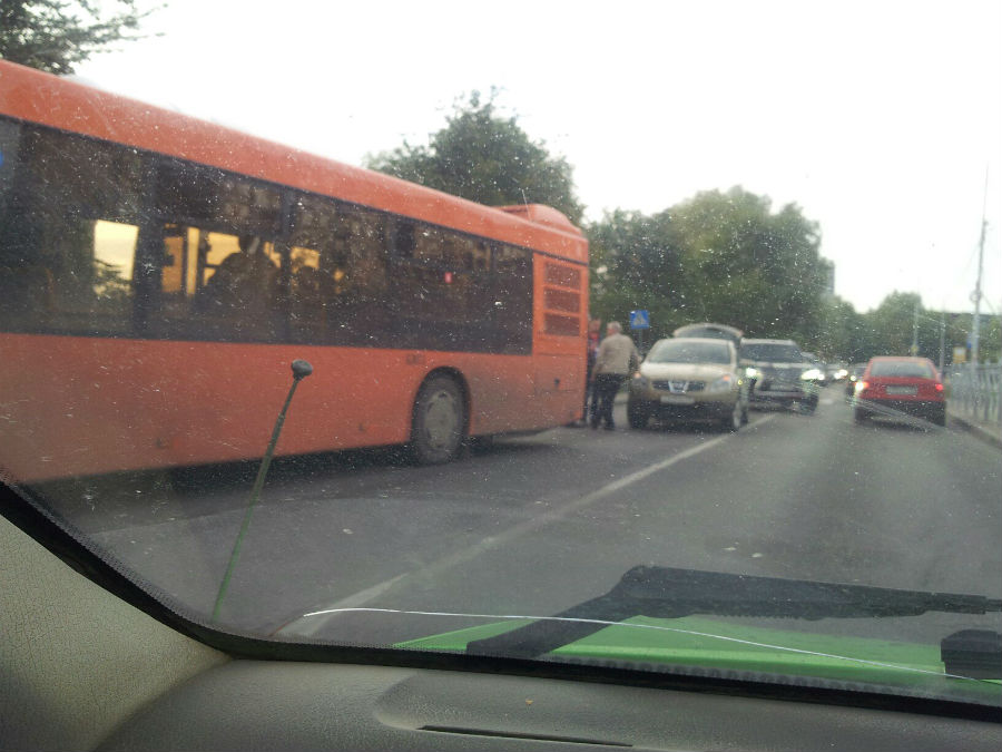 Из-за аварии на ул. Горького образовалась пробка от Окружной (фото) 