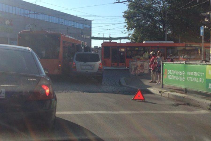 В районе Южного вокзала столкнулись автобус и легковушка, движение затруднено (фото)