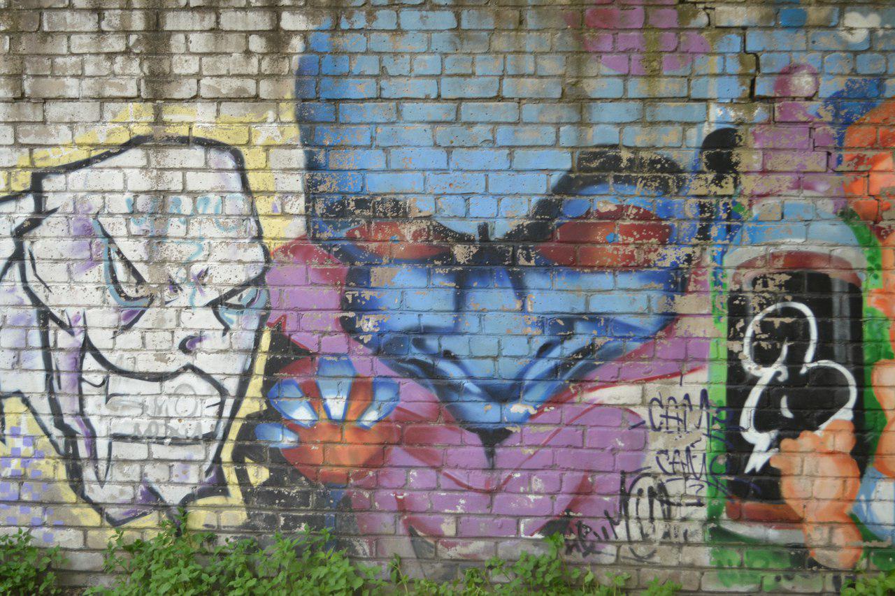 В Калининграде задержали двух вандалов, распылявших краску на мосту