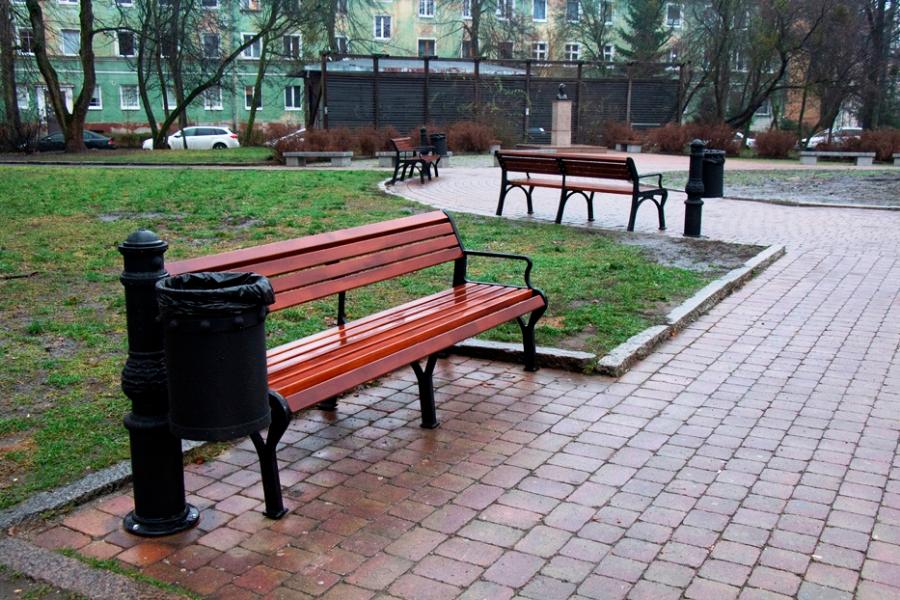 В скверах на Разина и Шевченко поставили новые скамейки и урны