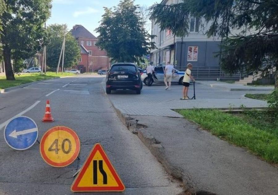 В Калининграде автомобиль сбил ребенка на самокате