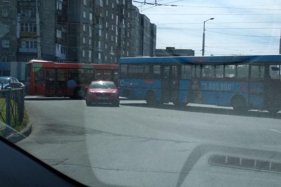 Автобус заблокировал кольцо на ул. Горького