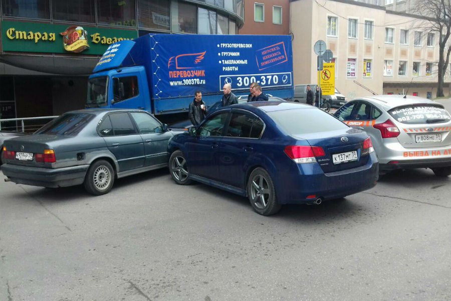 На Озерова столкнулись «БМВ» и «Субару» (фото)