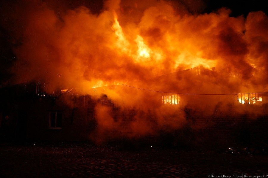 В Зеленоградске огонь уничтожил бытовку, где находились люди