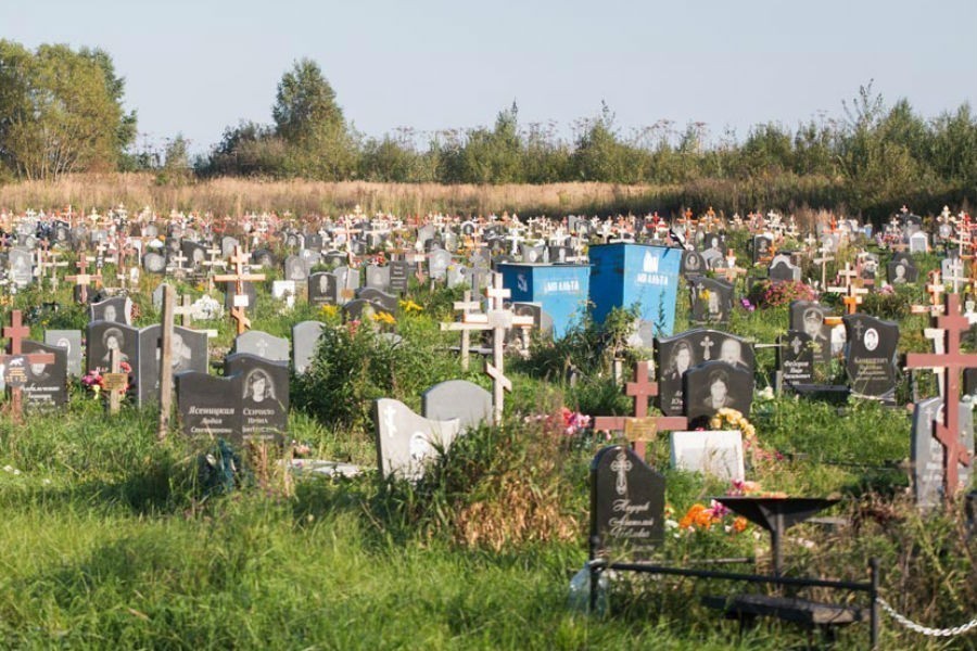 В Советске мужчины украли с могилы надгробие