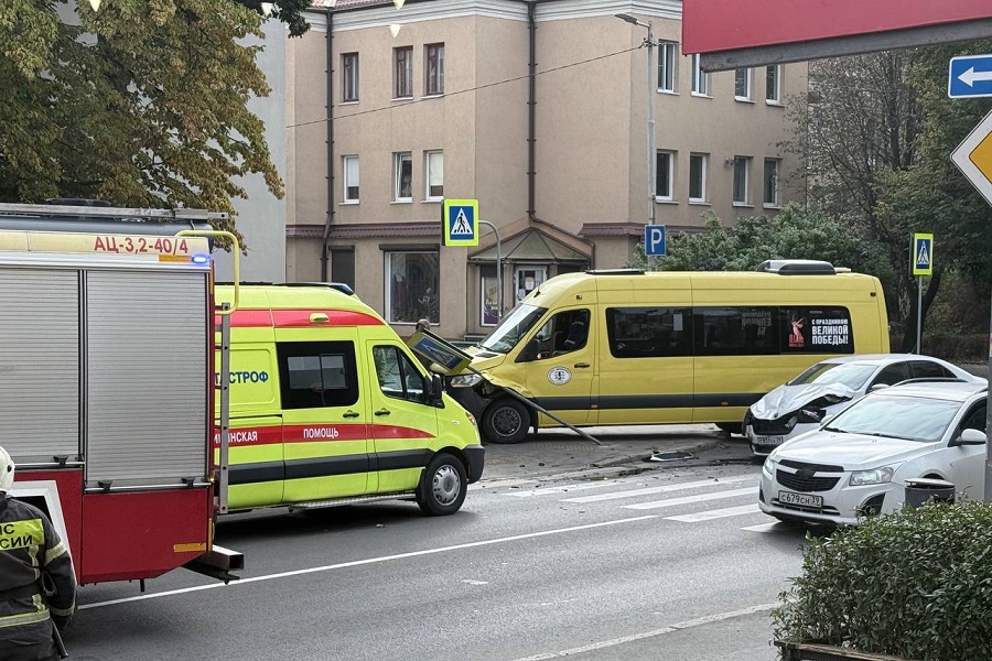 Очевидец: на перекрестке Брамса и Репина автомобиль столкнулся с маршруткой (фото)