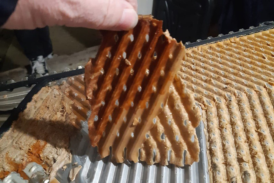 Непонятная субстанция: жители массово жалуются на проблемы с горячей водой