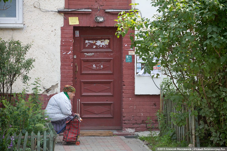 Новые знакомые обманули 82-летнюю калининградку, оставив без квартиры и 26000$