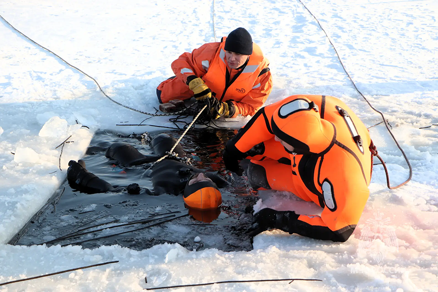 В Калининградской области прошли тренировки по спасению провалившихся под лёд (фото) (видео)