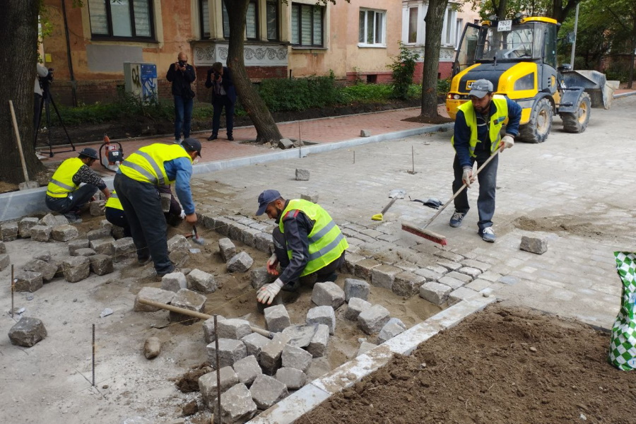 «Попробуйте вытащить камень»: власти отреагировали на претензии к укладке брусчатки на Красной (фото)