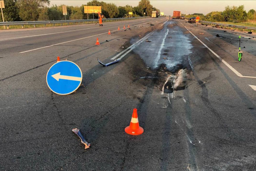 В Гусевском районе столкнулись «легковушка» и большегруз: трое пострадавших
