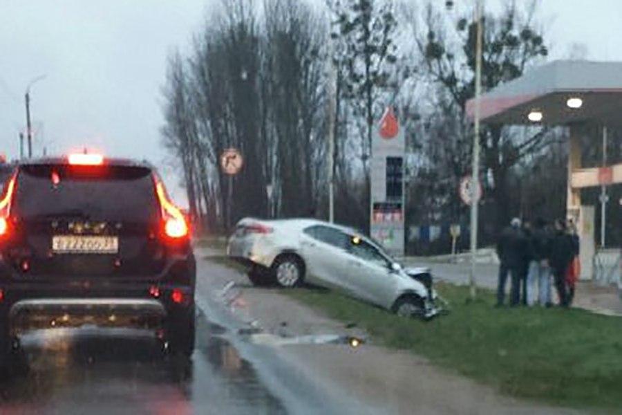 В Гурьевске в канаву вылетели 2 авто (фото)