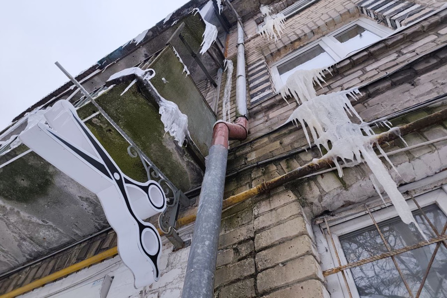 Нависшая угроза: как Калининград борется с сосульками и сколько это стоит