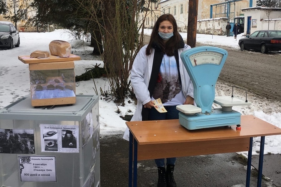 Жителям Озёрска показали «блокадный хлеб» (фото)