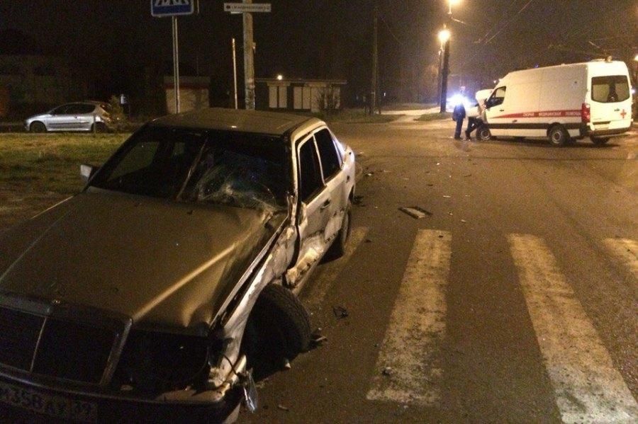 На ул. Емельянова скорая помощь врезалась в «Мерседес» (фото)