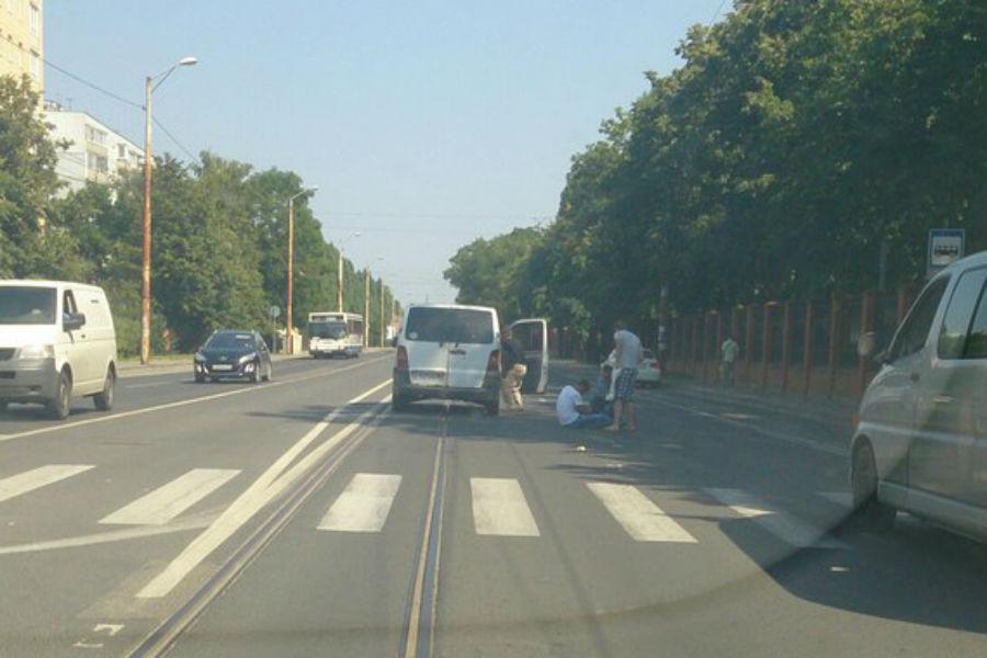 На улице Суворова в Калининграде микроавтобус сбил пешехода (фото)