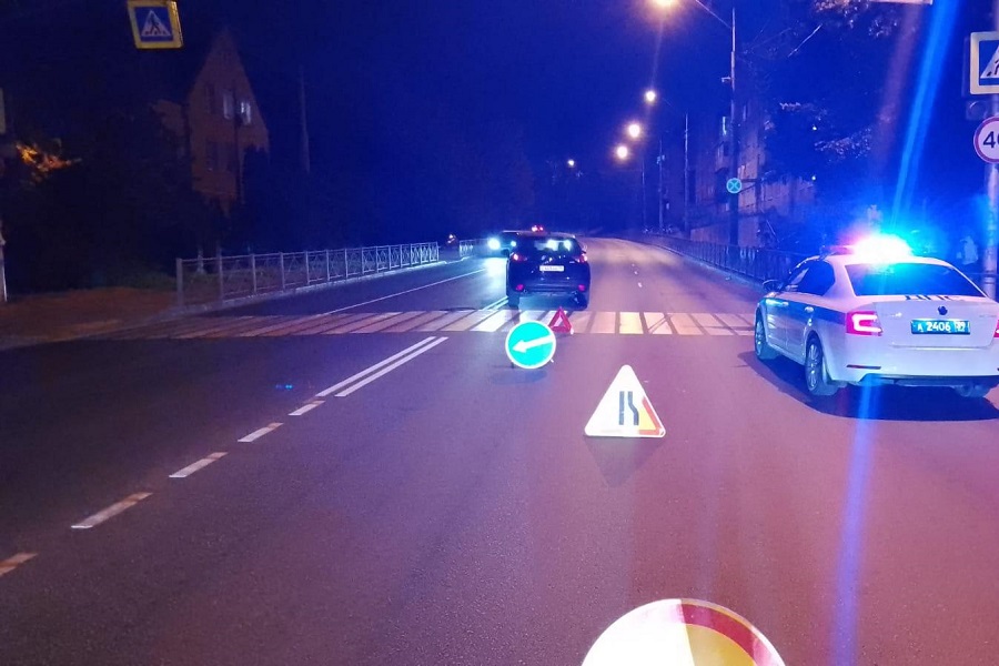 В Калининграде на проспекте Победы автомобилистка сбила на «зебре» двух пешеходов (фото)