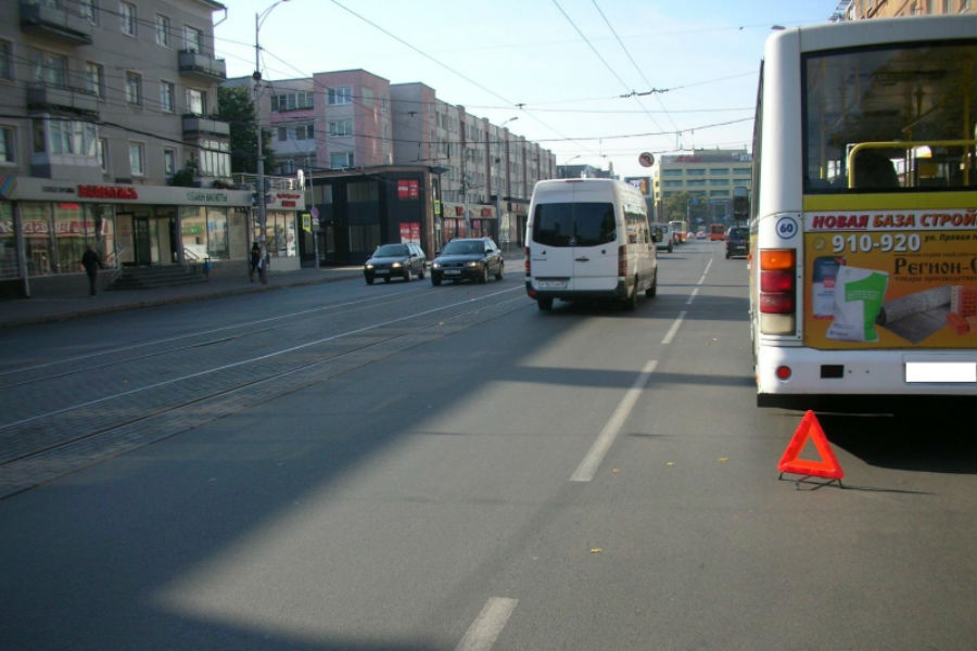 На ул. Черняховского кондуктор получил травмы, упав в автобусе