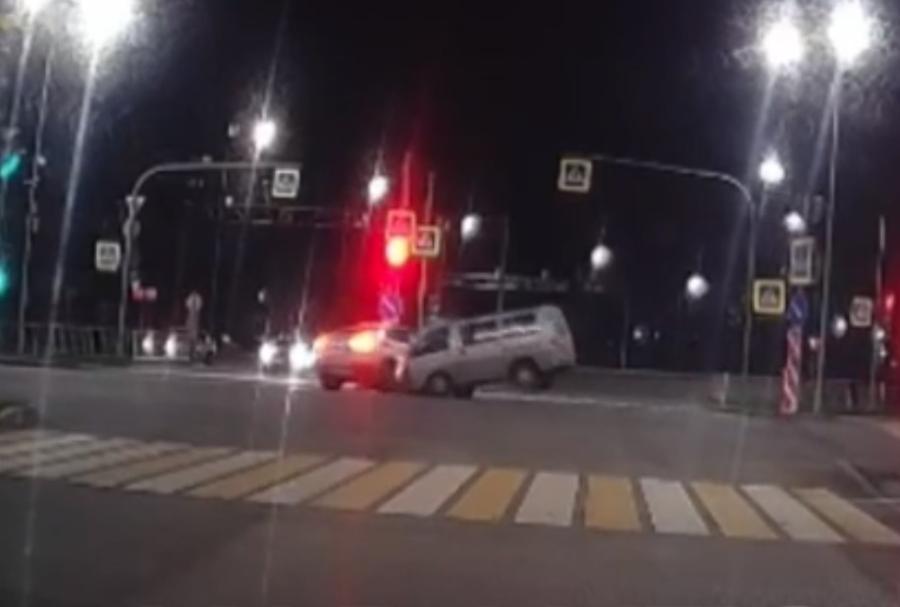 В Калининграде микроавтобус протаранил не уступивший ему внедорожник (видео)