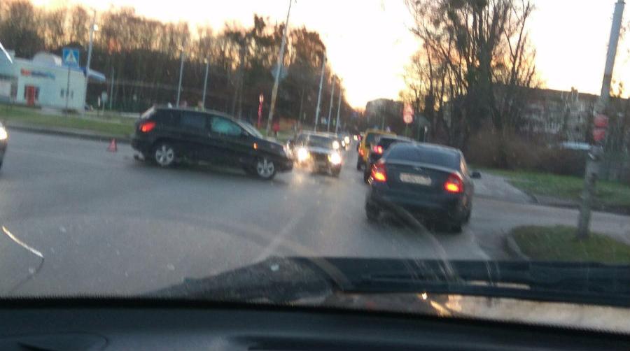По улице Островского затруднен проезд из-за ДТП (фото)