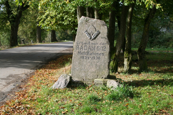 Необъяснимое исчезновение: почему власти снесли «немецкий камень» в Калинино (фото)