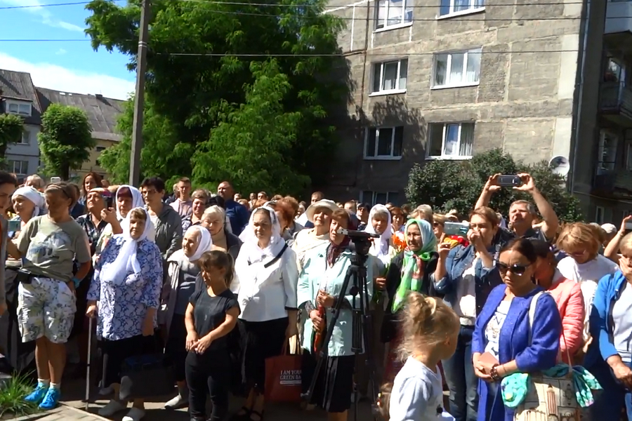 В Советске торжественно открыли памятник Петру и Февронии. Посмотреть на это пришли более 150 человек (видео)