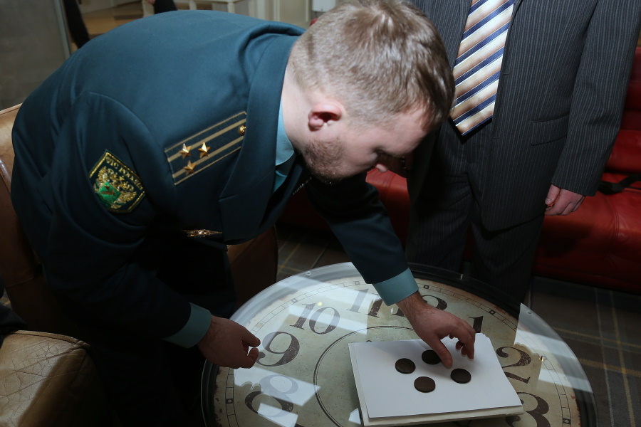 Калининградские таможенники передали Минкульту четыре екатерининские монеты