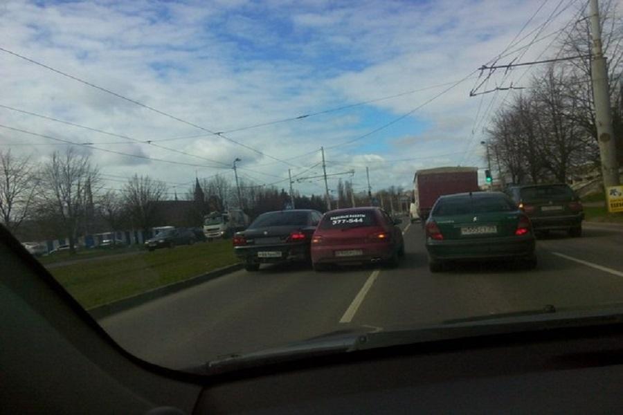 На Московском проспекте столкнулись два авто, движение затруднено (фото)