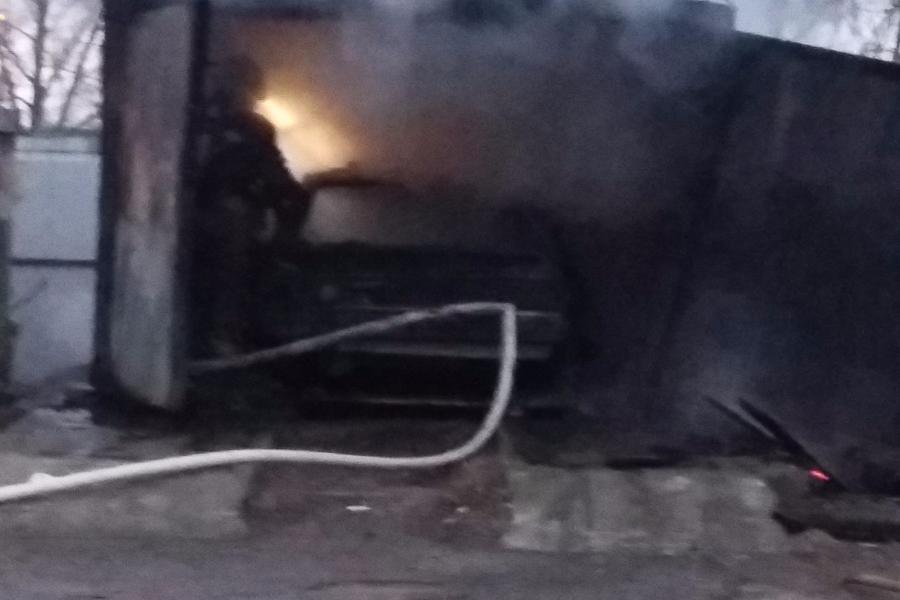 Очевидцы: в Калининграде горит гараж с машиной внутри (фото)