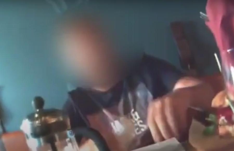 СК показал, как учредитель калининградской стройфирмы передал врачу взятку (видео)