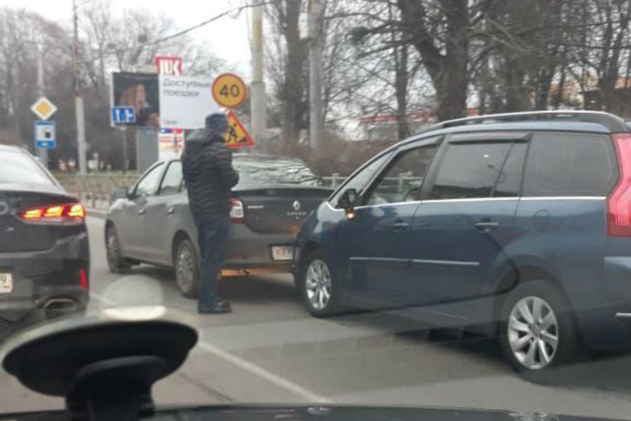 Ул. Киевская «встала» из-за ДТП перед железнодорожным мостом (фото)