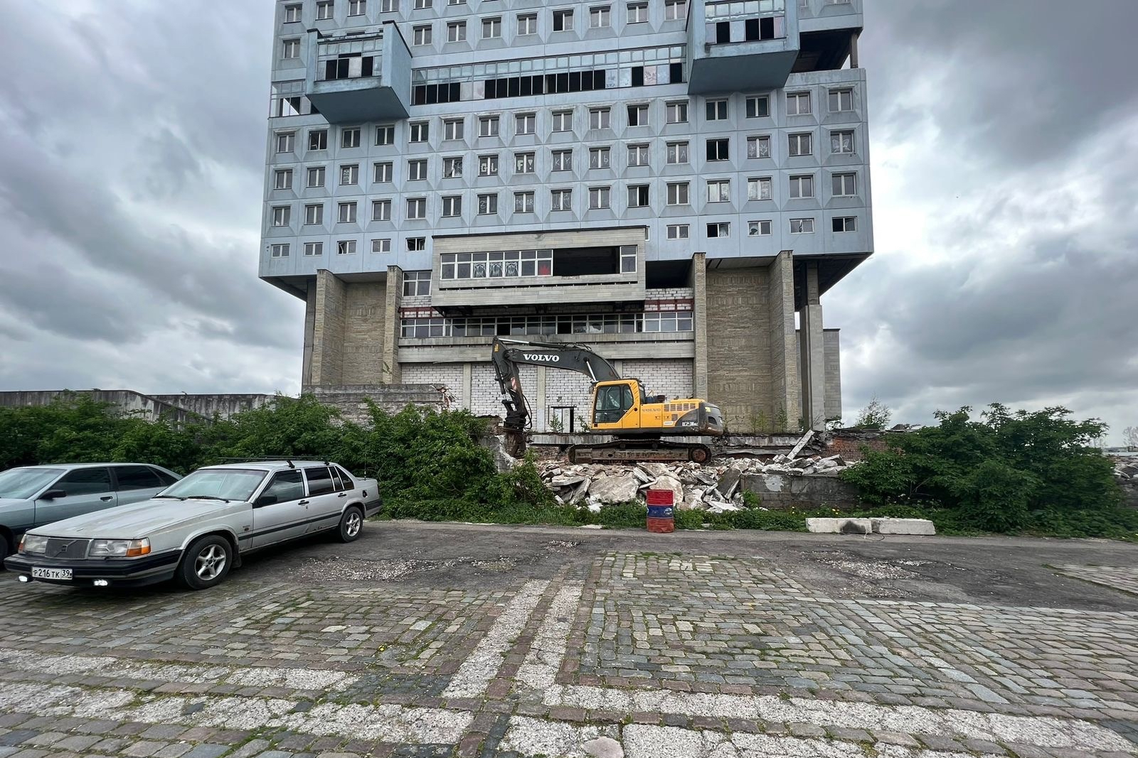 В Калининграде приступили к демонтажу Дома Советов, строители разбирают  лестницу (фото)