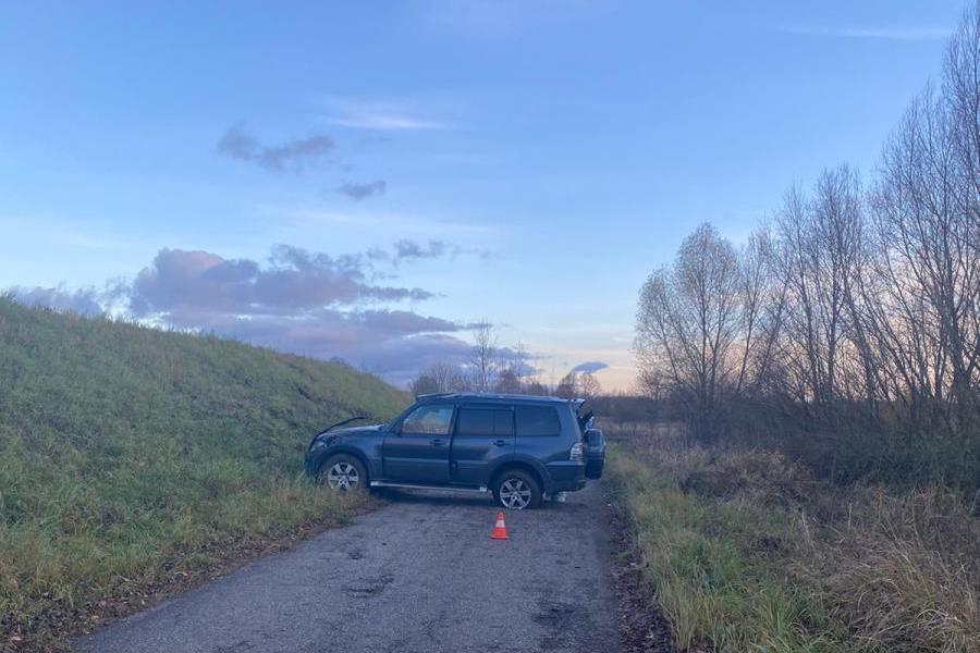 В Советске внедорожник врезался в дамбу и опрокинулся (фото)