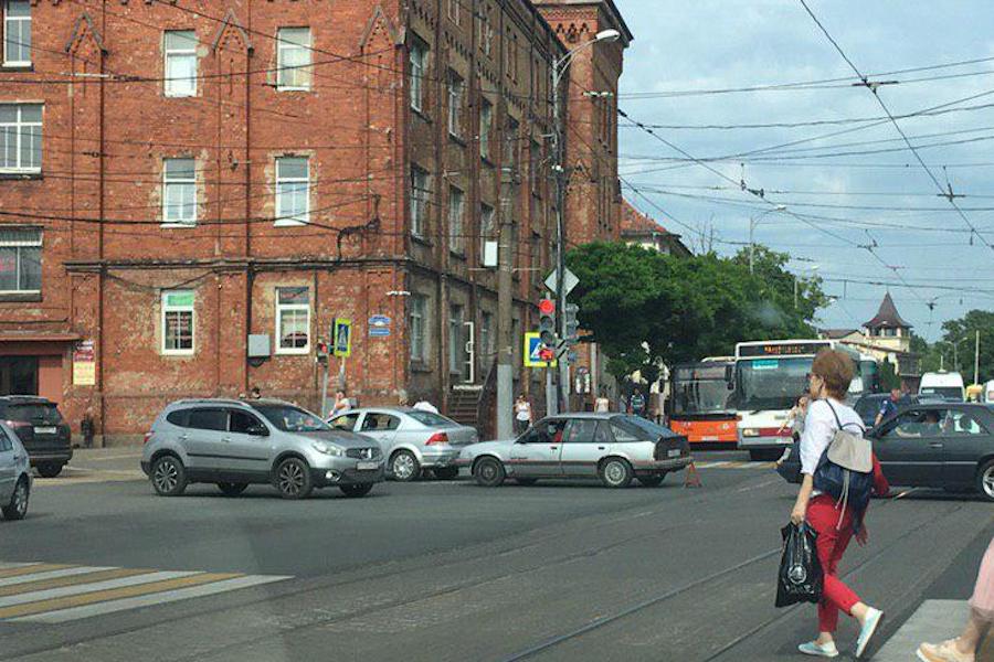 Два «Опеля» частично блокировали перекресток Черняховского-Пролетарская (фото)