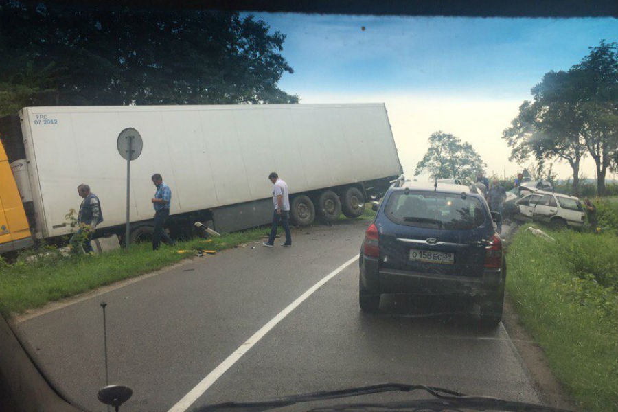 Под Гурьевском фура и легковушка вылетели в кювет после ДТП (фото)