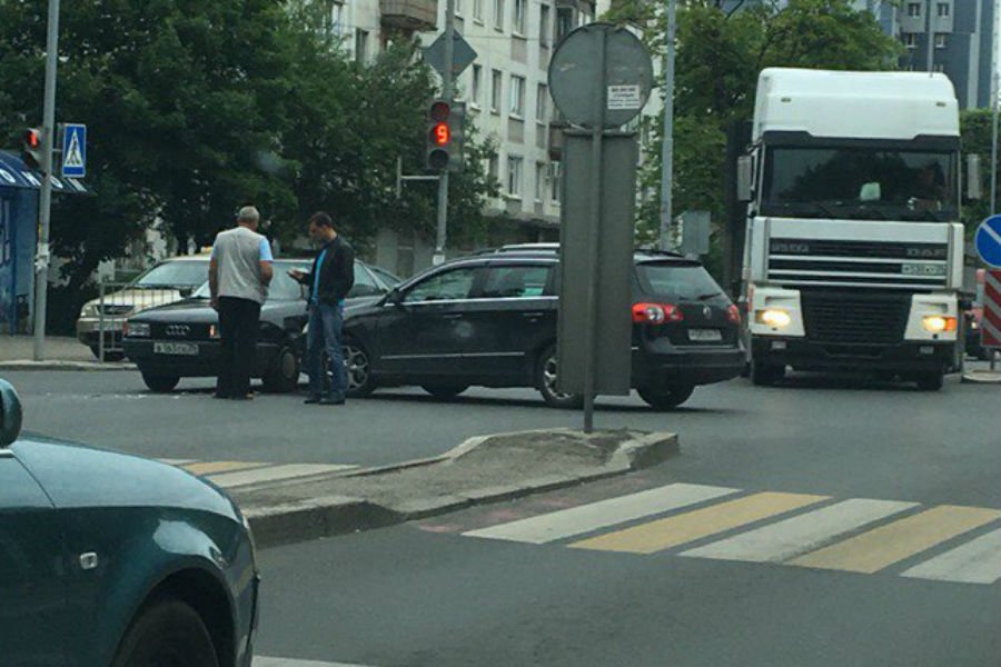 На ул. А. Невского «Фольксваген» врезался в «Ауди», движение затруднено (фото)