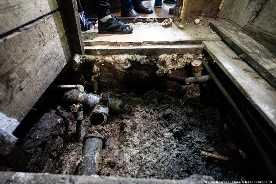 Канализационный кошмар: пятиэтажки на ул. Красной утопают в нечистотах (фото)