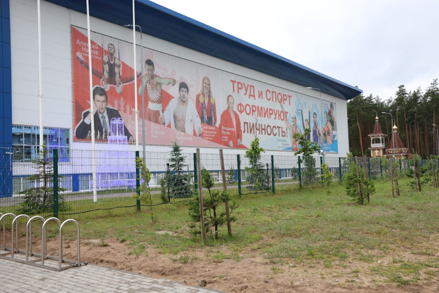 С фасада «Автотор Арены» убрали портрет Антона Алиханова (фото)