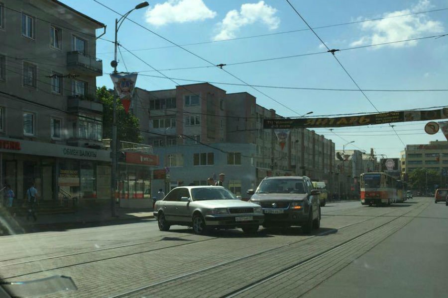 На Черняховского произошла авария на трамвайных путях (фото)
