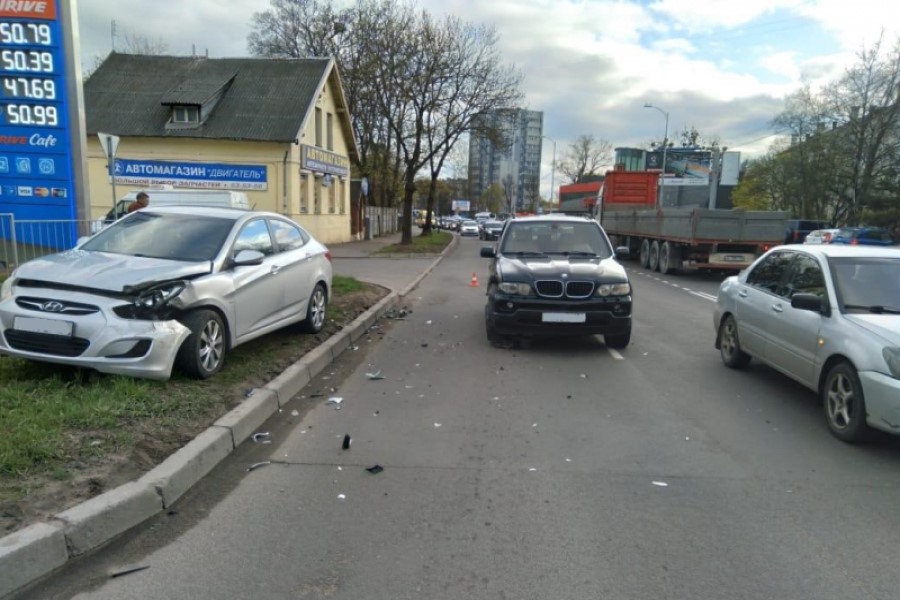 На ул. Невского после ДТП «Хендай» вылетел на газон (фото)