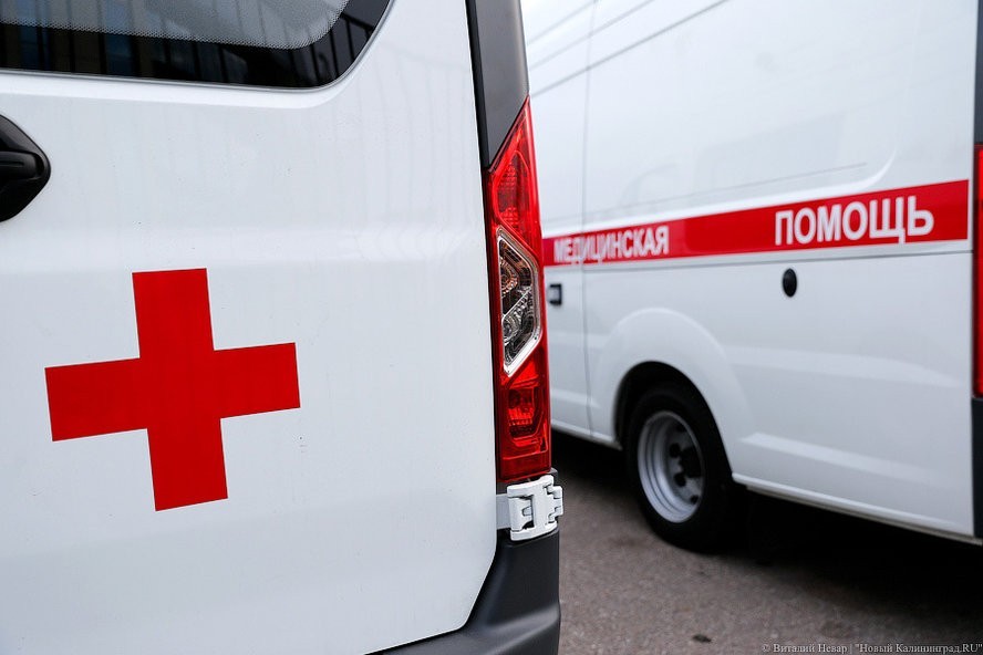 Калининградские спасатели вытащили из вылетевшего в кювет авто женщину и младенца