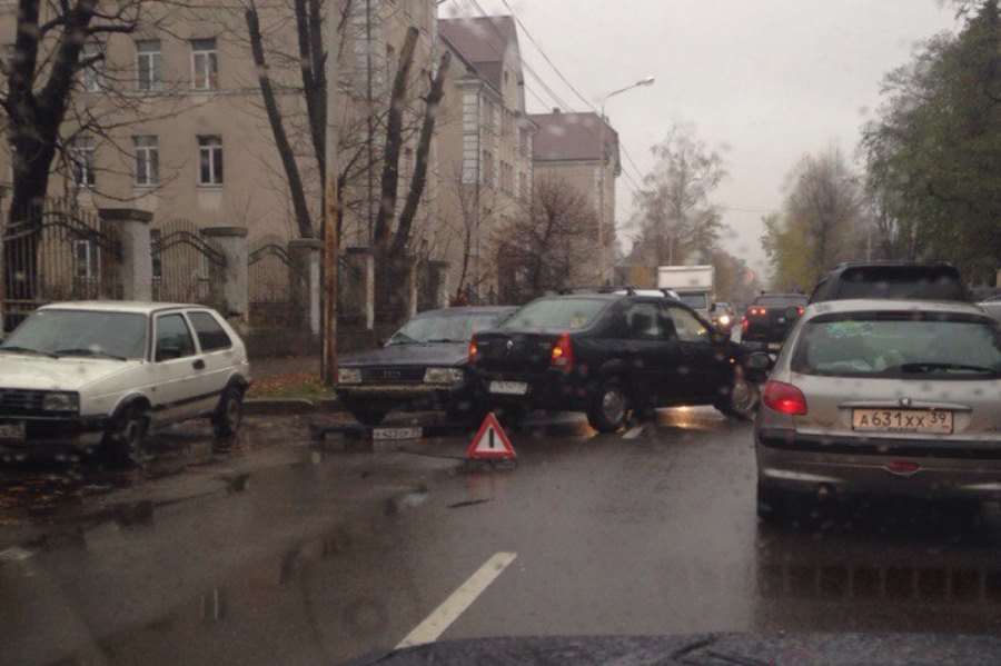 На ул. Артиллерийская движение затруднено из-за ДТП
