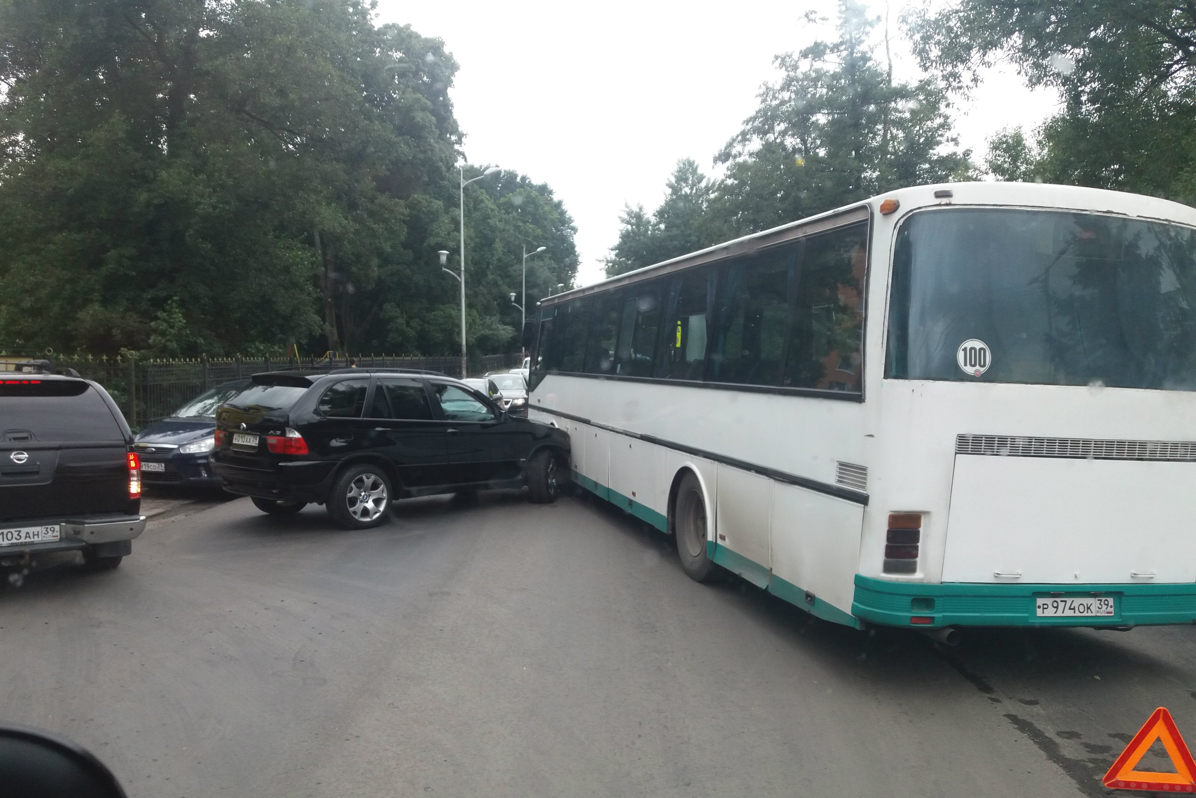 Очевидцы: на Герцена столкнулись автобус и легковушка, собралась пробка (фото)