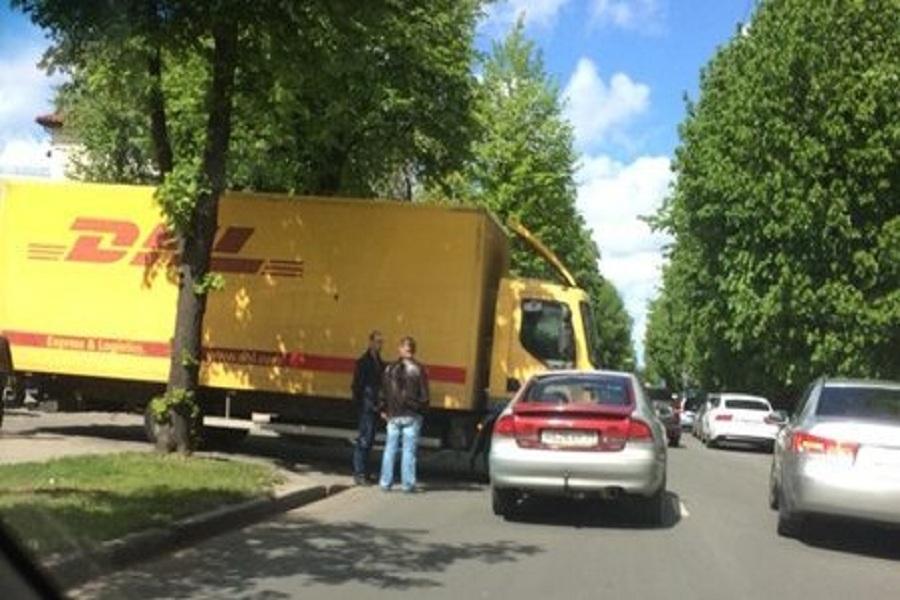 На ул. Леонова «Мазда» врезалась в грузовик (фото)