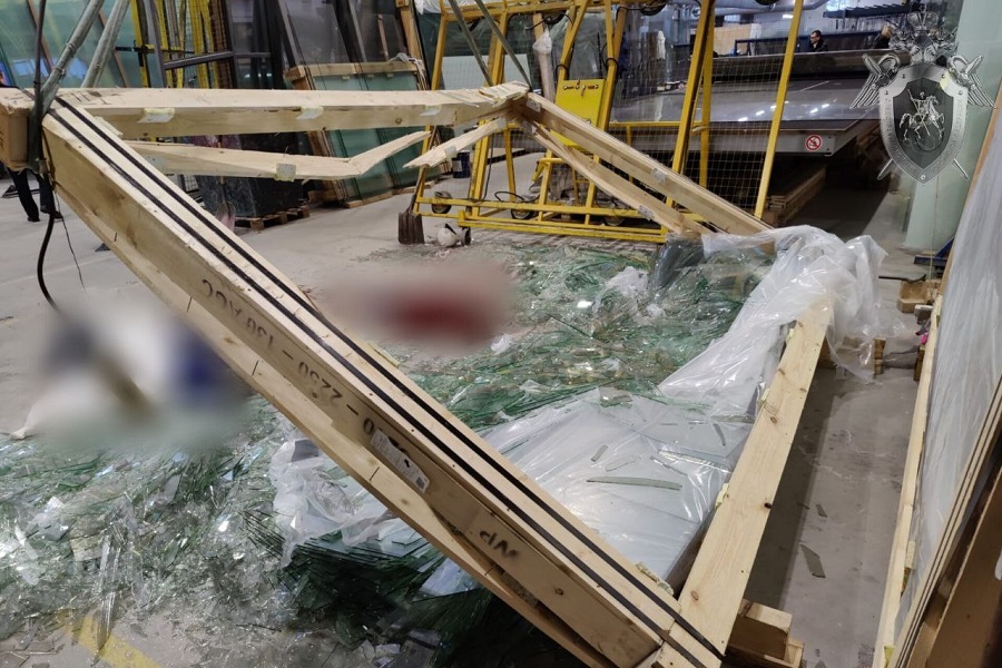 В Черняховске бригадира цеха оконной фабрики насмерть придавило стеклом (фото)