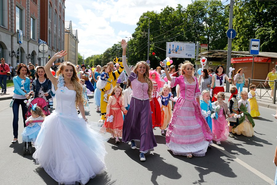 Принцессы, марш!: В Калининграде прошёл парад сказочных героев