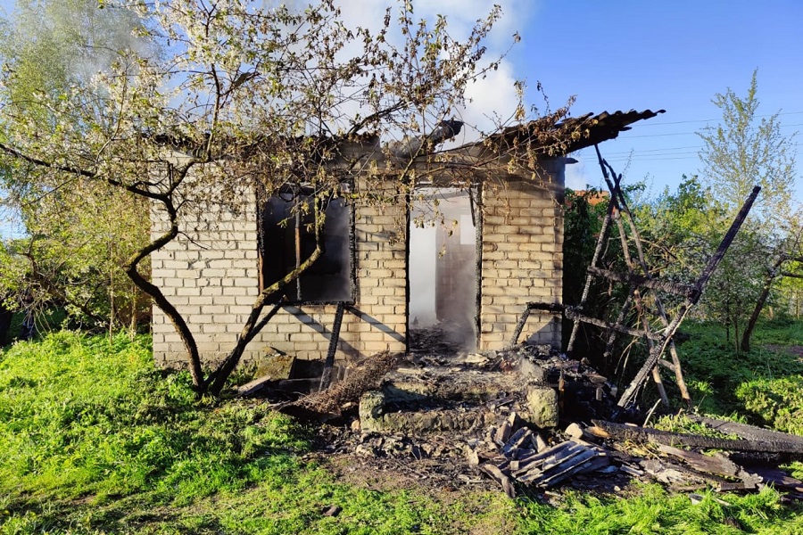 СК: в Озерске при тушении пожара в частном доме обнаружено тело мужчины (фото)