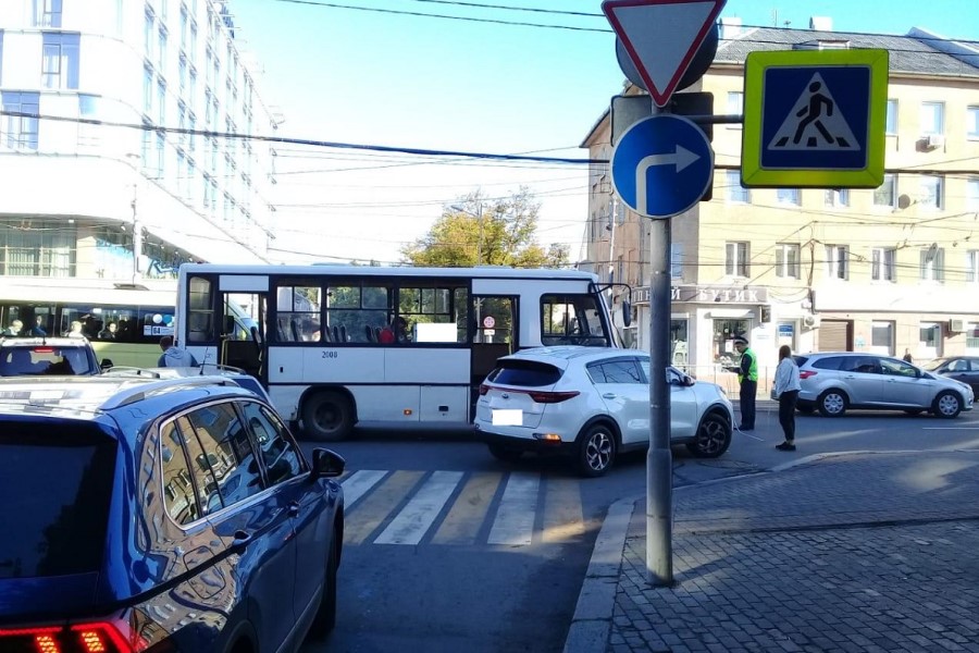 Водитель не уступила дорогу автобусу на Черняховского, пострадала упавшая пассажирка